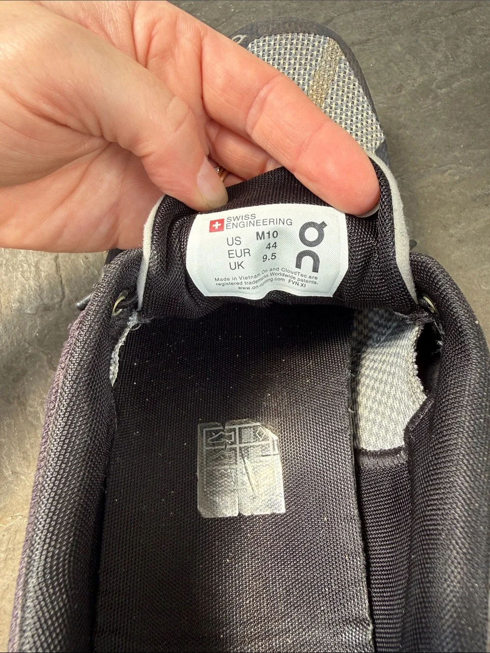 On Cloudswift Men's Athletic Shoes in Black and Gray